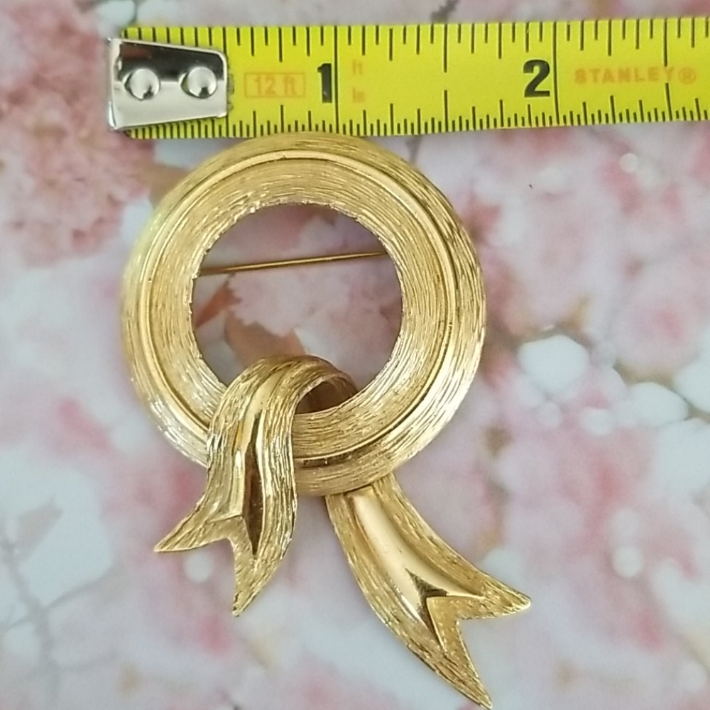 Vintage Mid Century Signed MONET Goldtone Bow Brooch Pin - Picture 12 of 14